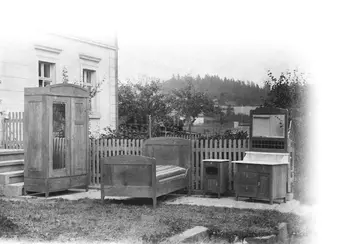 Möbel vor dem ehemaligen Tischlerei Haus heute BüroStarke und Wohnhaus-945-660.jpg